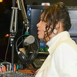 Dinahlynn Biggs in radio station