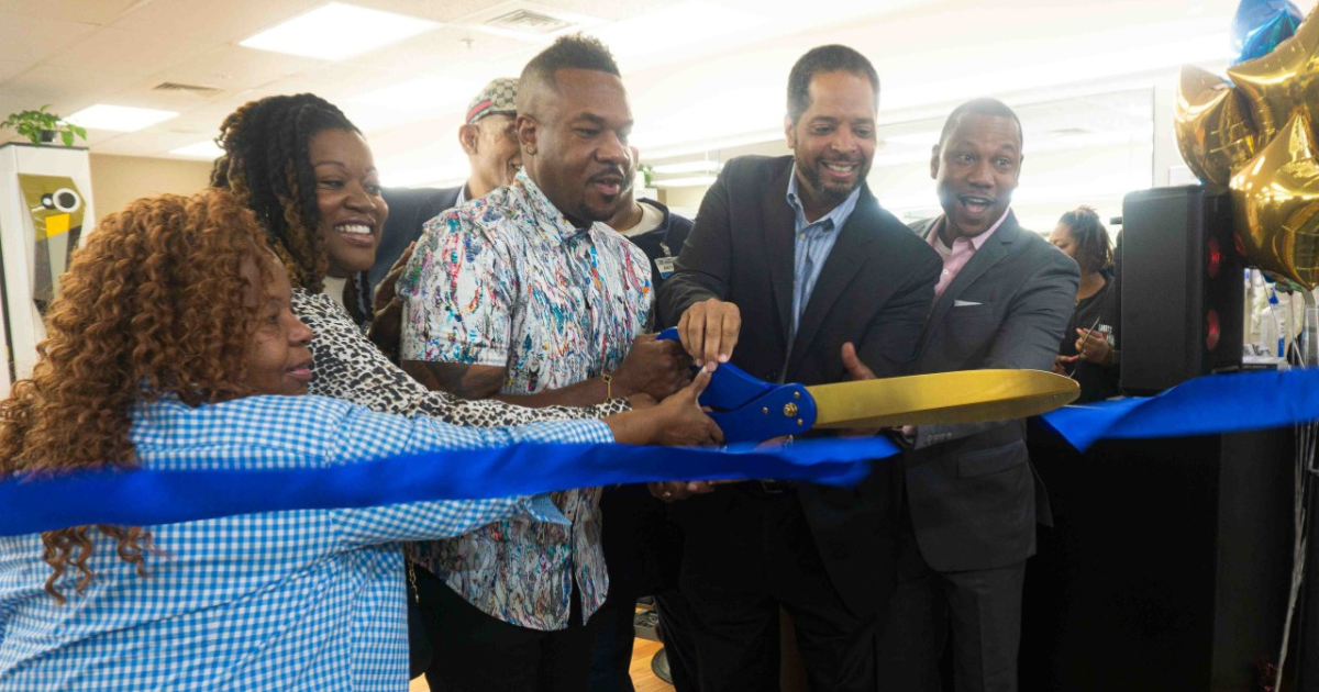THE OFFICIAL RIBBON cutting at the Larry’s Barber Maximus Salon in Pullman Walmart Supercenter. (Left to right): Darlene Roberts, Andrea Harvey, Larry E. Roberts Jr., Alderman Anthony A. Beale, and Adam Farmer