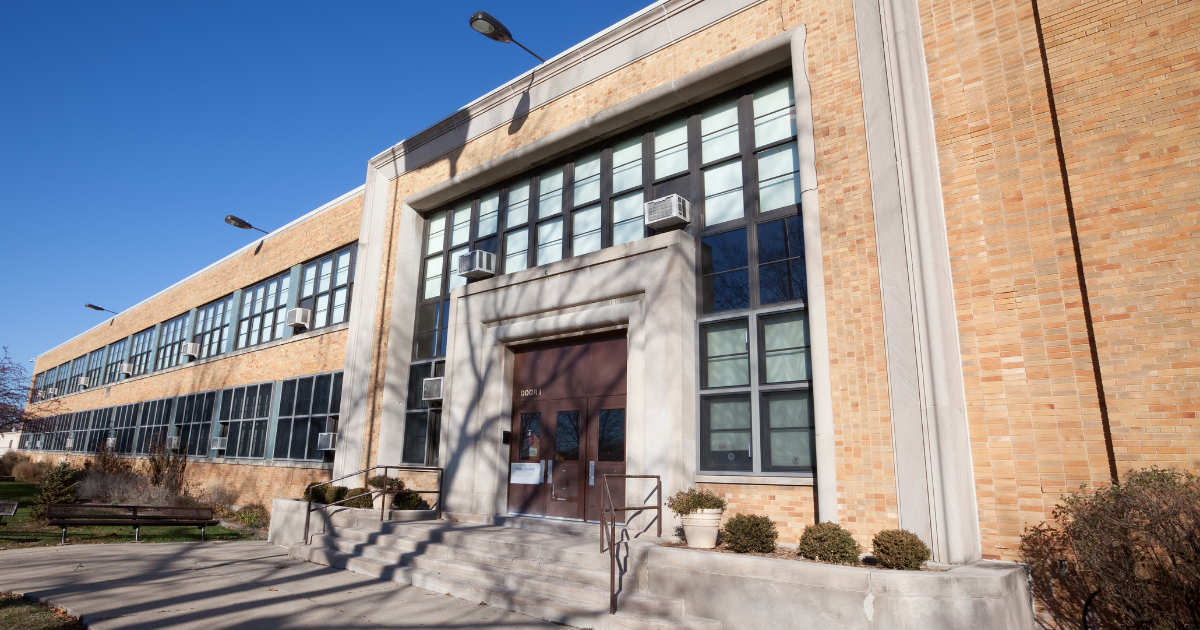 芝加哥公立学校寻求纳税人资金来翻新几乎空置的学校