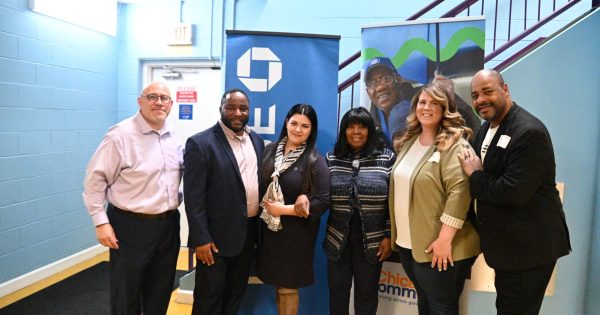 CHICAGO CRUSADER MANAGING Editor Sharon Fountain (third from right) is flanked by the seminar partners from Chicago Commons and Chase Bank.